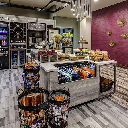 Hilton Garden Inn Топика Экстерьер фото