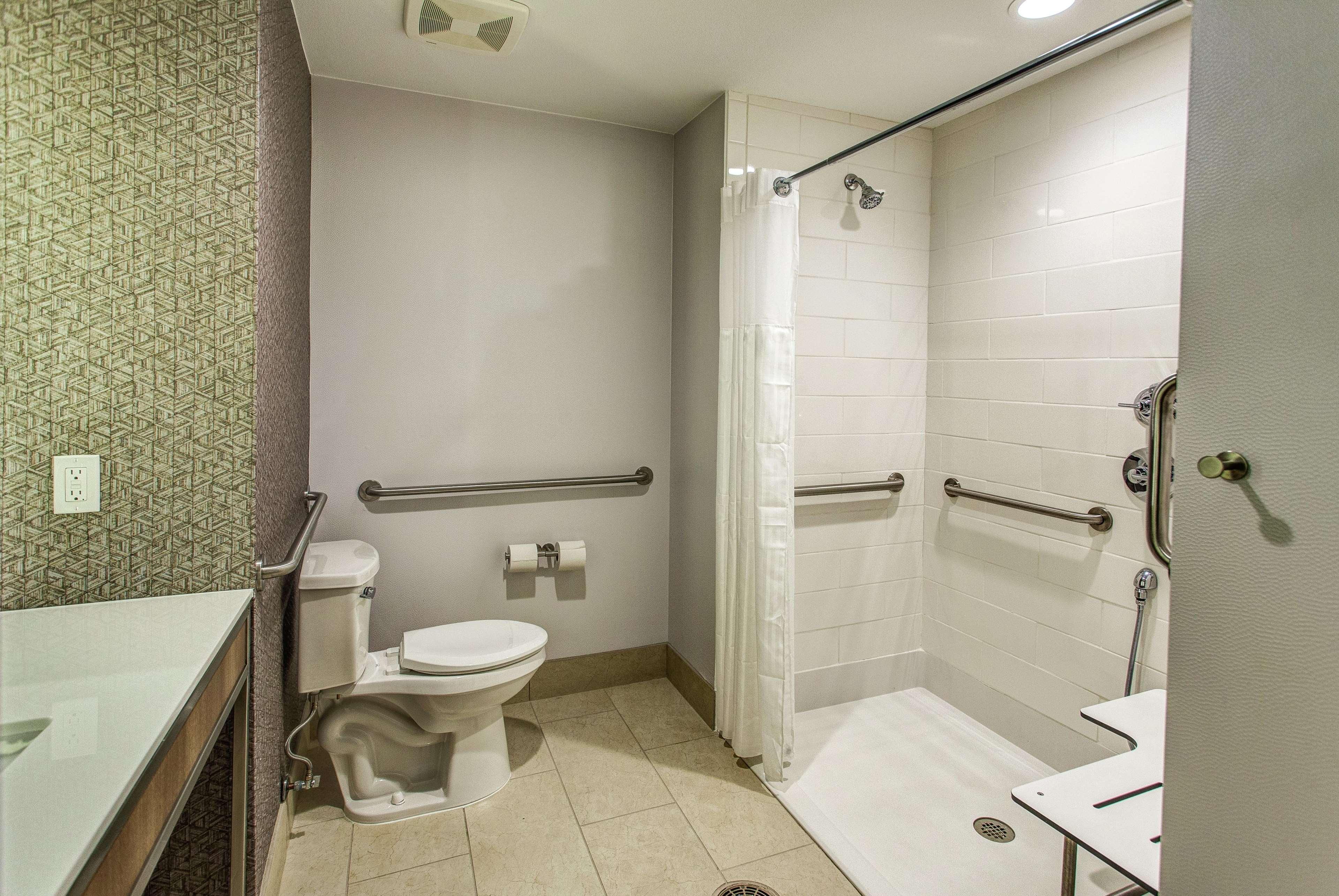 Hilton Garden Inn Топика Экстерьер фото